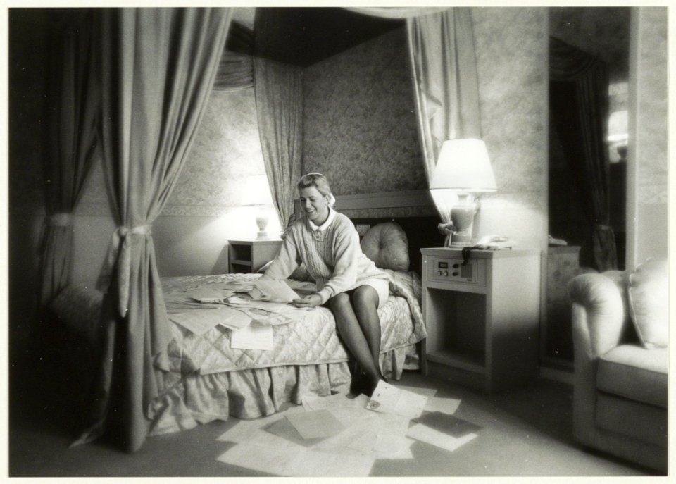 Carlton Square hotel, bruidssuite. Marja van Gerwen met de brieven waaruit zes paren een nacht in de bruidssuite konden doorbrengen. NL-HlmNHA 54032206