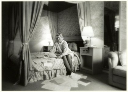 Carlton Square hotel, bruidssuite. Marja van Gerwen met de brieven waaruit zes paren een nacht in de bruidssuite konden doorbrengen. NL-HlmNHA 54032206
