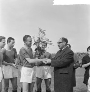 Carol Schuurman speelde 250ste wedstrijd voor ADO Schuurman krijgt bloemen van , Bestanddeelnr 915-0433