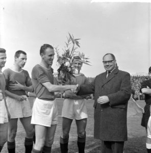 Carol Schuurman speelde 250ste wedstrijd voor ADO Schuurman krijgt bloemen van , Bestanddeelnr 915-0434
