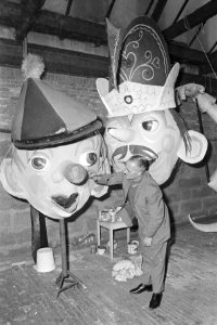 Carnavalsverenigingen maken voorbereidingen, Den Bosch koppen, Bestanddeelnr 924-2697