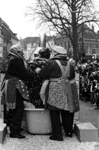 Carnaval in Bergen op Zoom . Aankomst prins. Prins op prinsenwagen op markt, Bestanddeelnr 913-5928