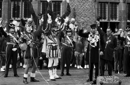 Carnaval in Bergen op Zoom . Aankomst prins. Prins op prinsenwagen op markt, Bestanddeelnr 913-5924
