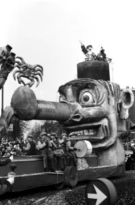 Carnaval in Bergen op Zoom . Aankomst prins. Prins op prinsenwagen op markt, Bestanddeelnr 913-5927