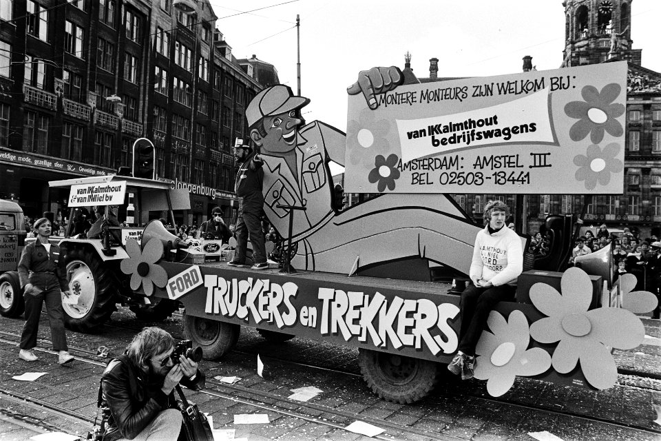 Carnaval in Amsterdam, opdracht Firma Kalmhout en van Niel (wagen met liggende a, Bestanddeelnr 930-6647