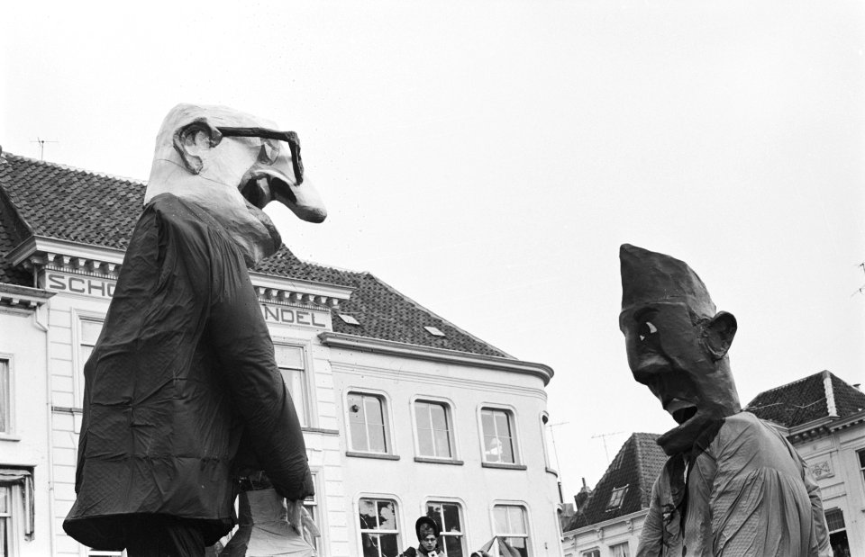 Carnaval in Breda Toxopeus met ambtenaar in handen, Bestanddeelnr 913-6037