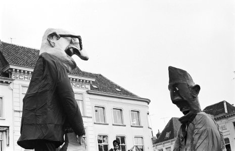 Carnaval in Breda Toxopeus met ambtenaar in handen, Bestanddeelnr 913-6037
