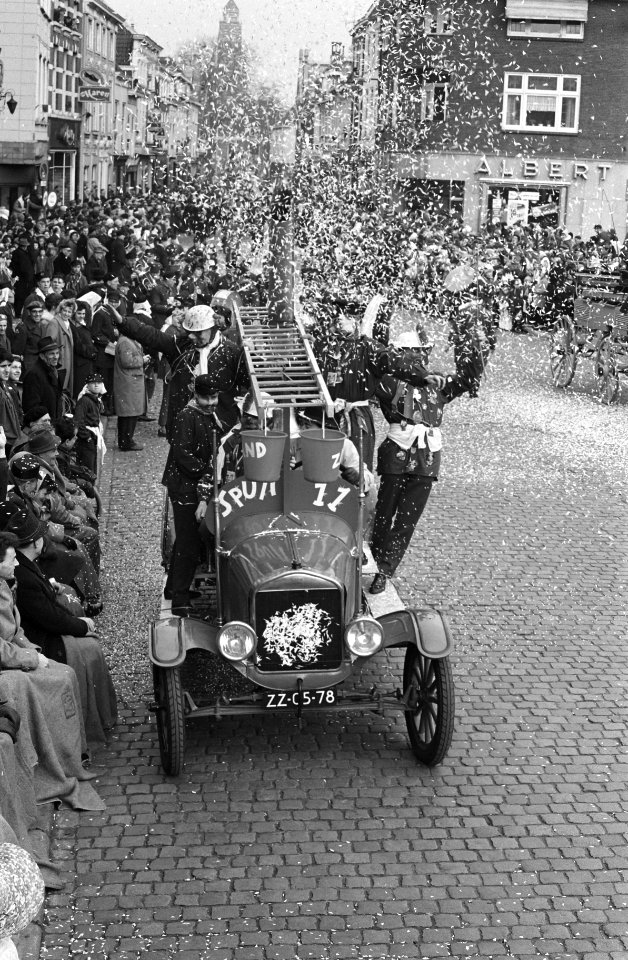 Carnaval in Bergen op Zoom . Aankomst prins. Prins op prinsenwagen op markt, Bestanddeelnr 913-5929