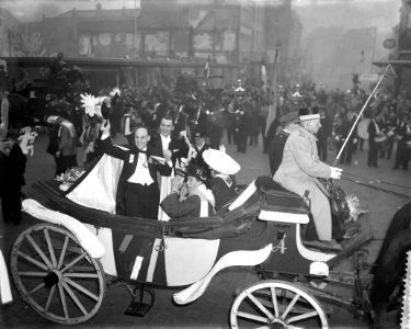 Carnaval in Den Bosch , Prins Wammes I groet staande in zijn caleche zijn onderd, Bestanddeelnr 910-1452