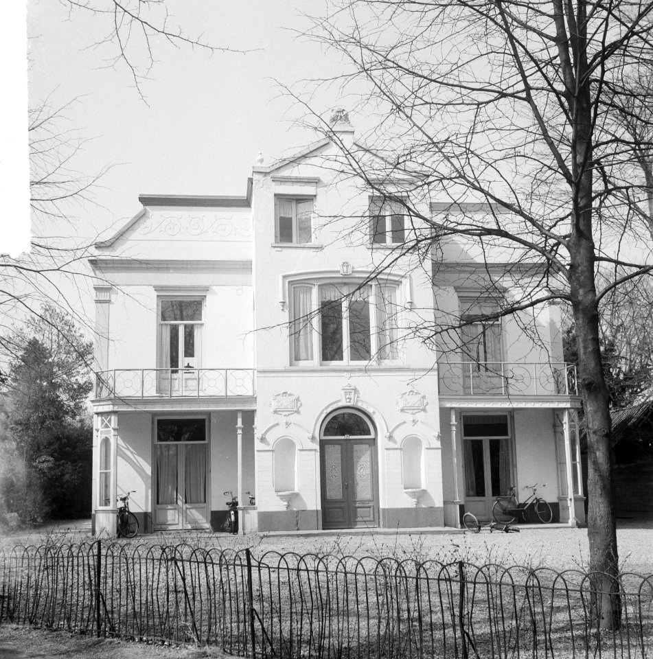 Carlisten in Hilversums pension aan de Boomberglaan 21 , het pand (exterieur), Bestanddeelnr 916-2903