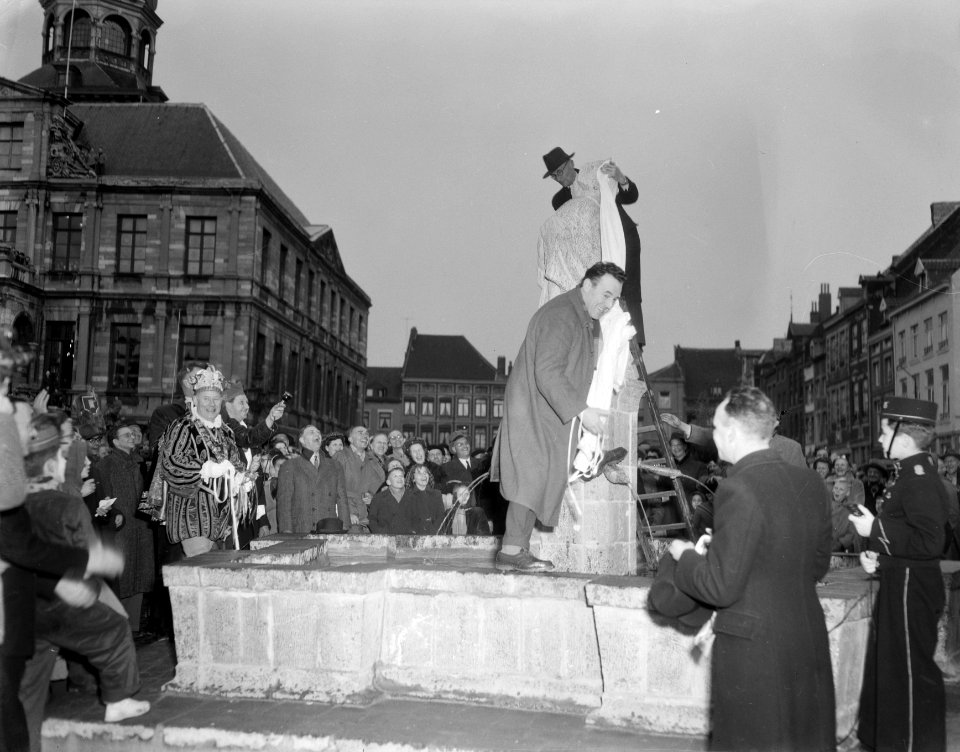 Carnaval Maastricht, overdracht Moosviefmonument. Links stadsprins Sjaak den Ier, Bestanddeelnr 906-3182