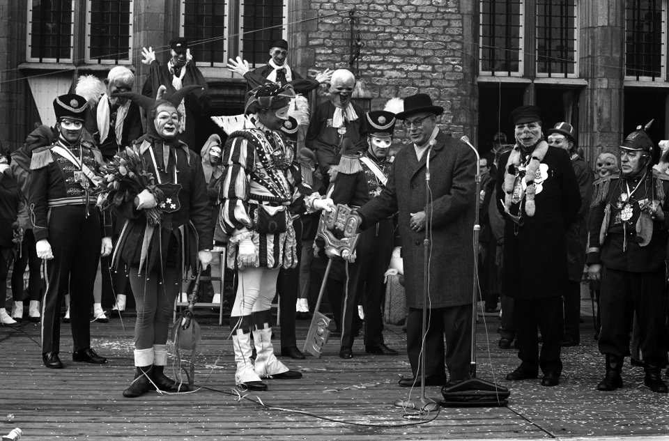 Carnaval in Bergen op Zoom . Aankomst prins. Prins op prinsenwagen op markt, Bestanddeelnr 913-5921