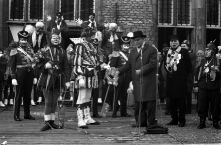 Carnaval in Bergen op Zoom . Aankomst prins. Prins op prinsenwagen op markt, Bestanddeelnr 913-5921