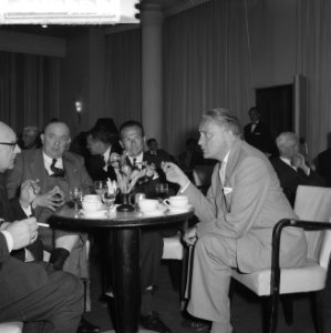 Carnegieheldenfonds 50 jaar. Minister Gilson (rechts), Bestanddeelnr 912-6565