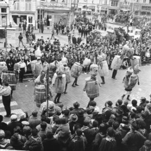 Carnaval in Den Bosch , de kolderwagens trekken voorbij, Bestanddeelnr 918-8151