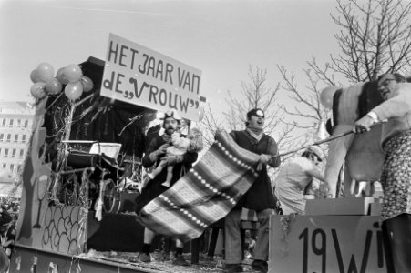 Carnaval in Eindhoven Jaar van de Vrouw in de optocht, Bestanddeelnr 927-7393