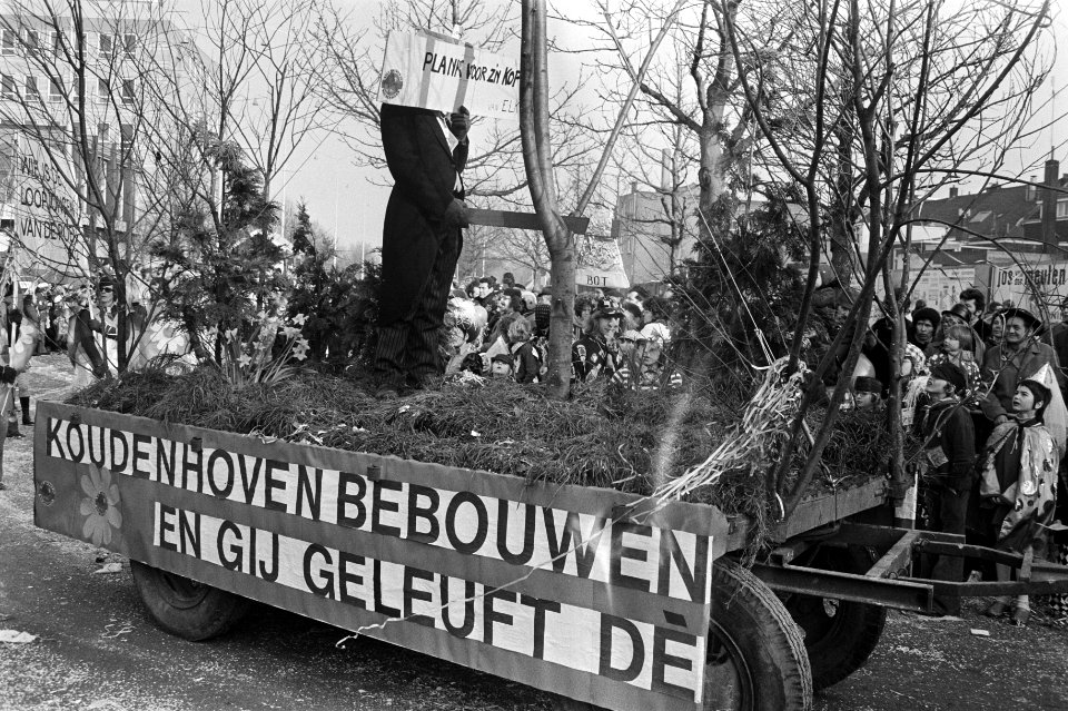 Carnaval in Eindhoven beeld uit de carnavalsoptocht en bloemenhoven-wagen, Bestanddeelnr 927-7396