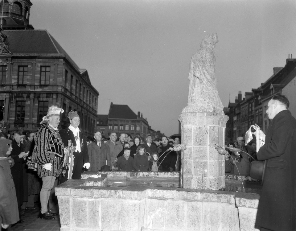 Carnaval Maastricht, overdracht Moosviefmonument. Links stadsprins Sjaak den Ier, Bestanddeelnr 906-3183