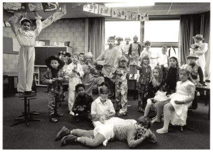 Carnaval in de RK Veronicaschool aan de Antoniestraat. NL-HlmNHA 54034166