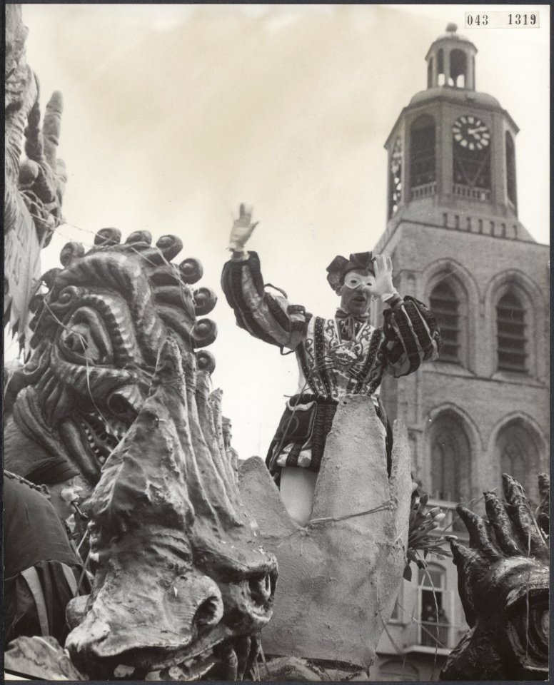 Carnaval Bergen op Zoom. Prins Nilles 2 op de markt, met op de achtergrond de be, Bestanddeelnr 043-1319