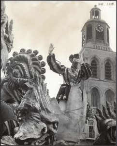 Carnaval Bergen op Zoom. Prins Nilles 2 op de markt, met op de achtergrond de be, Bestanddeelnr 043-1319