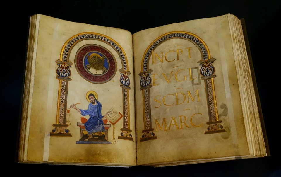 Carolingian gospel book, Saint-Amand, c. 860-880, parchment - Museum Schnütgen - Cologne, Germany - DSC00212