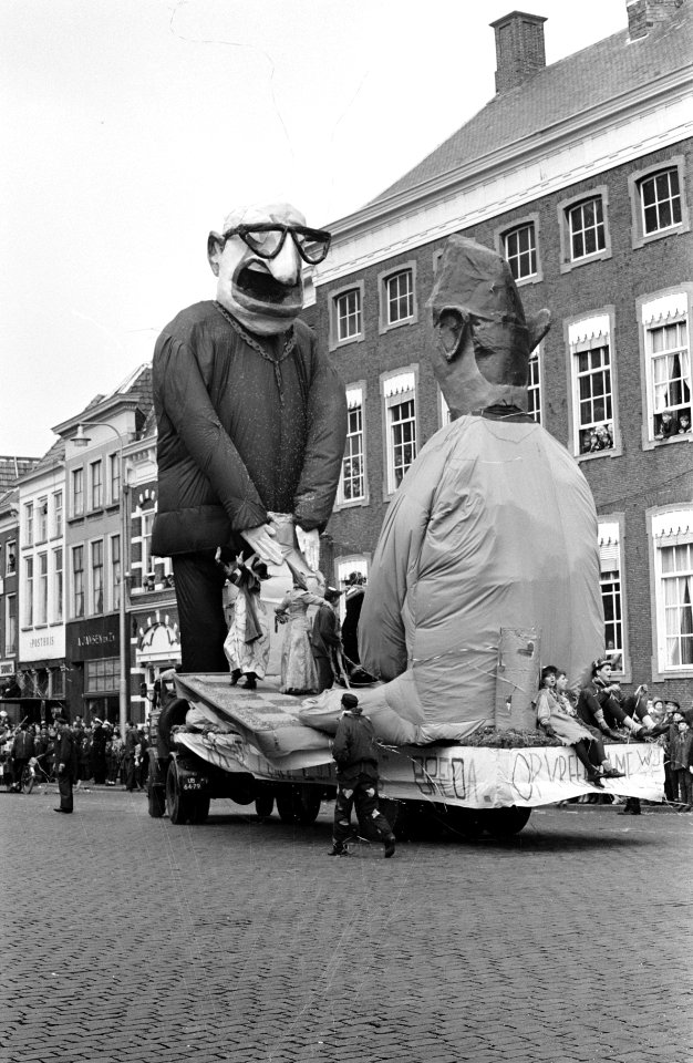 Carnaval in Breda Toxopeus met ambtenaar in handen, Bestanddeelnr 913-6040