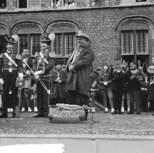 Carnaval Bergen op Zoom , Prins Nilles 2 groet voor he stadhuis feestend Bergen , Bestanddeelnr 917-4802