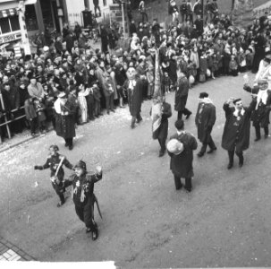 Carnaval Bergen op Zoom , Prins Nilles 2 groet voor he stadhuis feestend Bergen , Bestanddeelnr 917-4799
