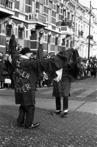 Carnaval in Bergen op Zoom . Aankomst prins. Prins op prinsenwagen op markt, Bestanddeelnr 913-5925