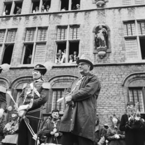 Carnaval Bergen op Zoom , Prins Nilles 2 groet voor he stadhuis feestend Bergen , Bestanddeelnr 917-4800
