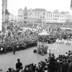 Carnaval in Den Bosch , de wagens trekken voorbij, Bestanddeelnr 918-8153
