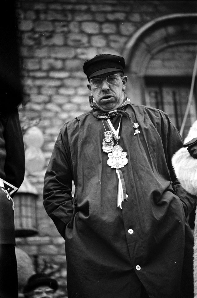 Carnaval Bergen op Zoom , Burgemeester Van der Laar in blauwe kiel, Bestanddeelnr 921-1089
