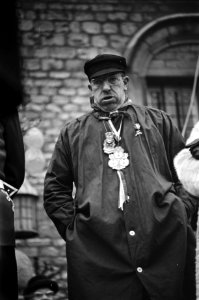 Carnaval Bergen op Zoom , Burgemeester Van der Laar in blauwe kiel, Bestanddeelnr 921-1089