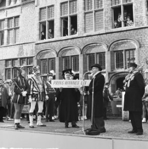 Carnaval 1963. Prins Amadore 18 arriveert in Den Bosch ontvangen door burgemeest, Bestanddeelnr 914-8628