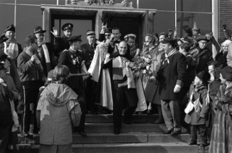 Carnaval 1963. Prins Amadore 18 arriveert in Den Bosch ontvangen door burgemeest, Bestanddeelnr 914-8623