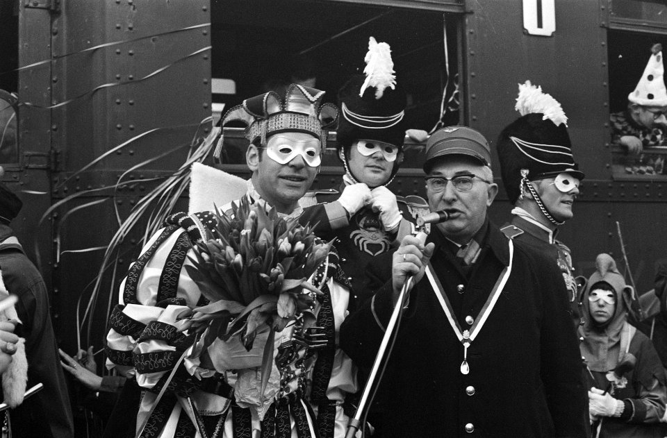 Carnaval in Bergen op Zoom. Aankomst van prins Nillis II op het station, Bestanddeelnr 923-2330