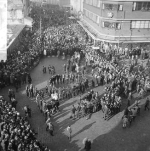 Carnaval 1963. Oeteldonk op zijn kop, op de markt wordt gedanst en gehost, Bestanddeelnr 914-8667