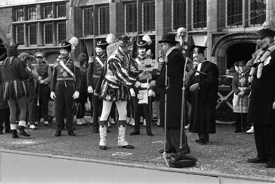 Carnaval 1963. Prins Wannes 1 doet zijn intocht in Bergen op Zoom . De prins dan, Bestanddeelnr 914-8632