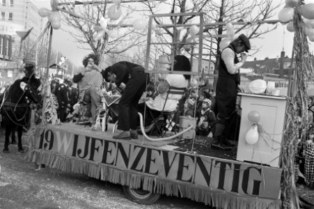 Carnaval in Eindhoven wagen met 19 Vijfenzeventig, Bestanddeelnr 927-7397