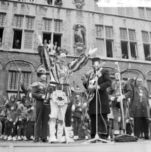 Carnaval Bergen op Zoom , Prins Nilles 2 groet voor he stadhuis feestend Bergen , Bestanddeelnr 917-4797
