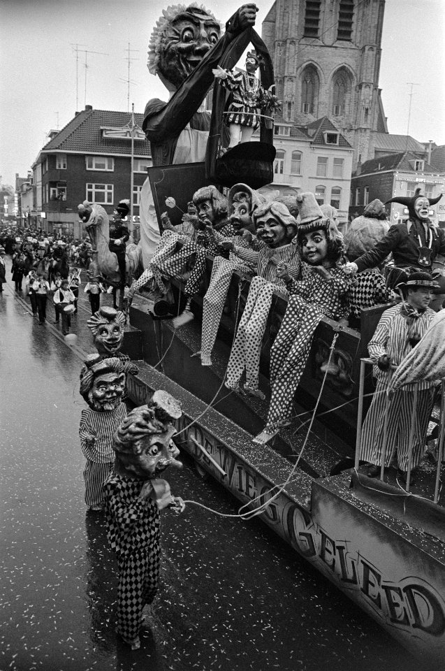 Carnaval optocht in Bergen op Zoom . Carnavalswagen, Bestanddeelnr 923-2327