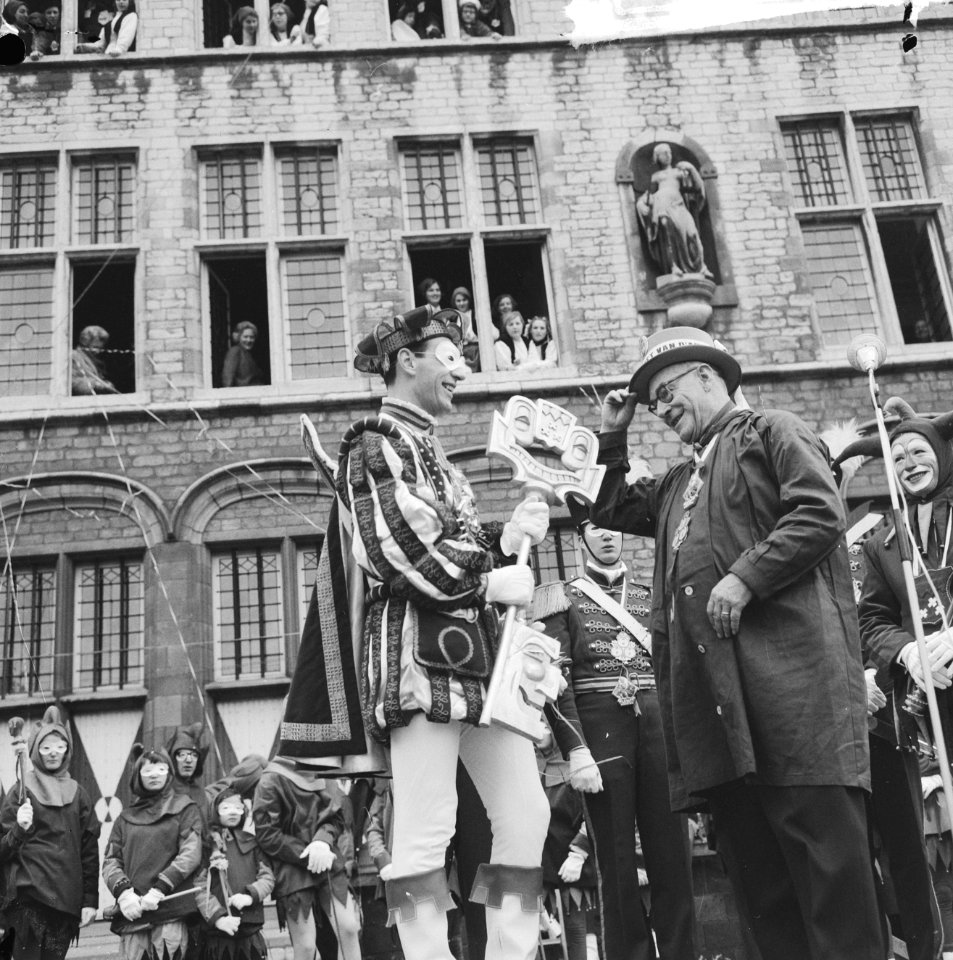 Carnaval Bergen op Zoom , Prins Nilles 2 ontvangt de sleutels van burgemeester i, Bestanddeelnr 917-4794
