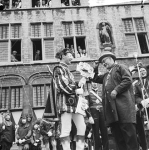 Carnaval Bergen op Zoom , Prins Nilles 2 ontvangt de sleutels van burgemeester i, Bestanddeelnr 917-4794