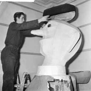 Carnaval 1965, in Den Bosch wordt hard gewerkt met het verven van zelfgemaakt po, Bestanddeelnr 917-4399