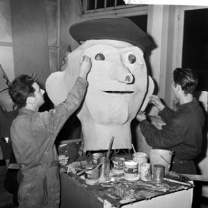 Carnaval 1965, in Den Bosch wordt hard gewerkt met het verven van zelfgemaakt po, Bestanddeelnr 917-4393