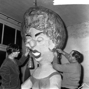 Carnaval 1965, in Den Bosch wordt hard gewerkt met het verven van zelfgemaakt po, Bestanddeelnr 917-4394