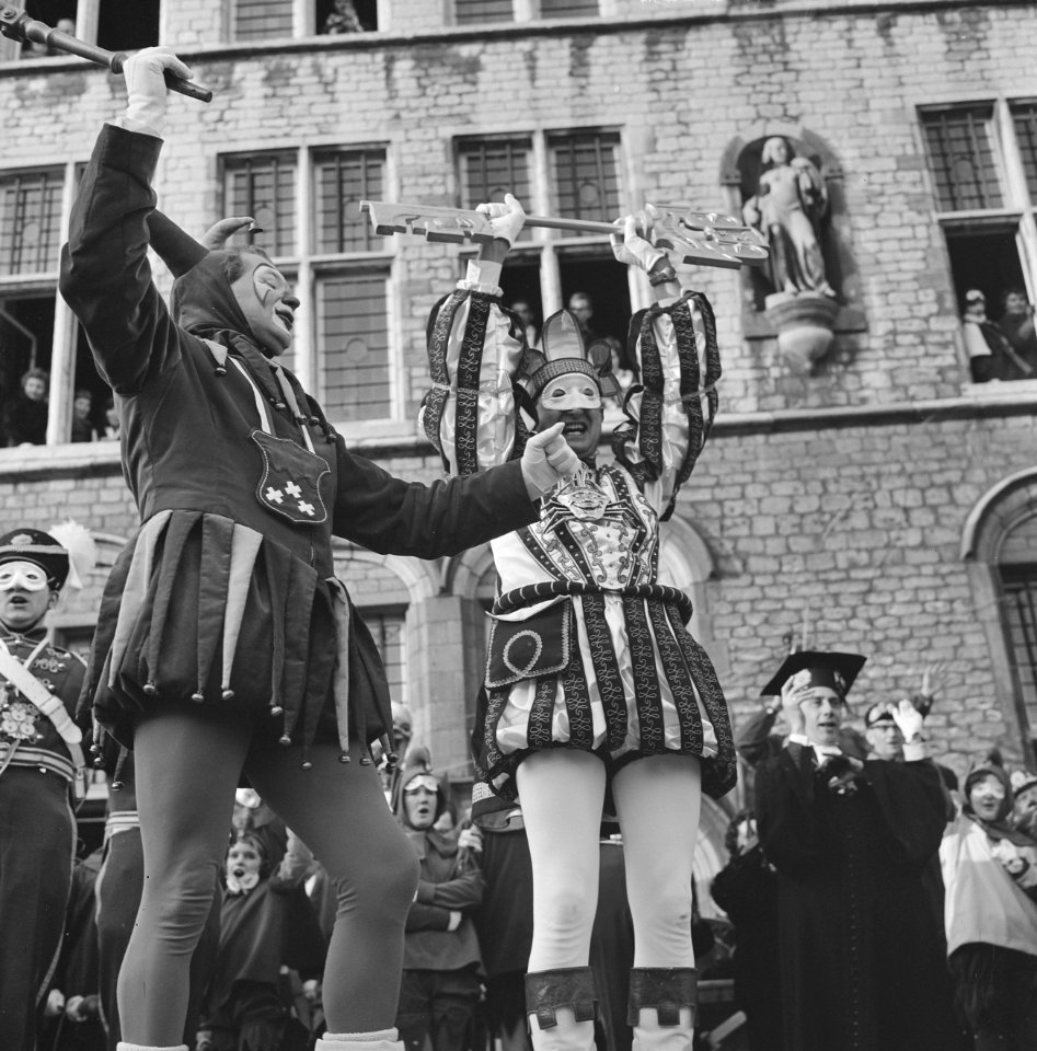 Carnaval 1963. Prins Amadore 18 arriveert in Den Bosch ontvangen door burgemeest, Bestanddeelnr 914-8629
