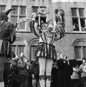 Carnaval 1963. Prins Amadore 18 arriveert in Den Bosch ontvangen door burgemeest, Bestanddeelnr 914-8625