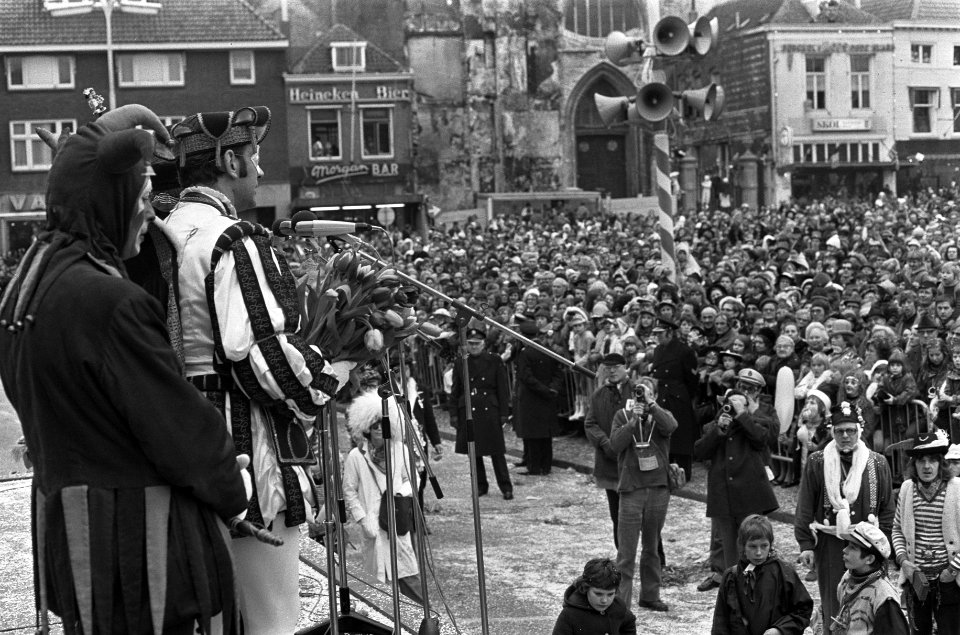 Carnaval in Bergen op Zoom intocht van prins Carnaval, Bestanddeelnr 926-2576